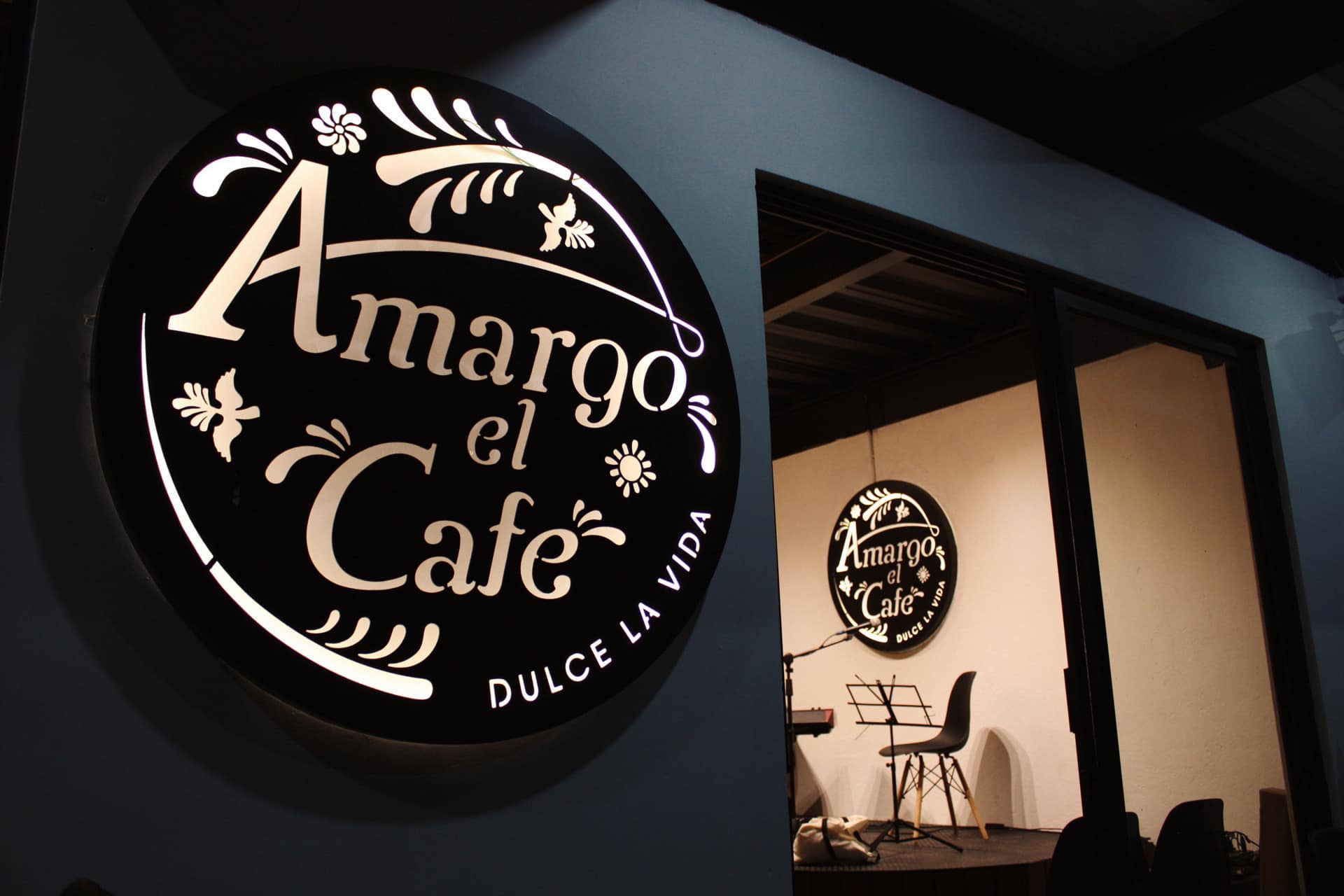 Logo iluminado de Amargo El Café con vista al interior, Tlaxcalancingo