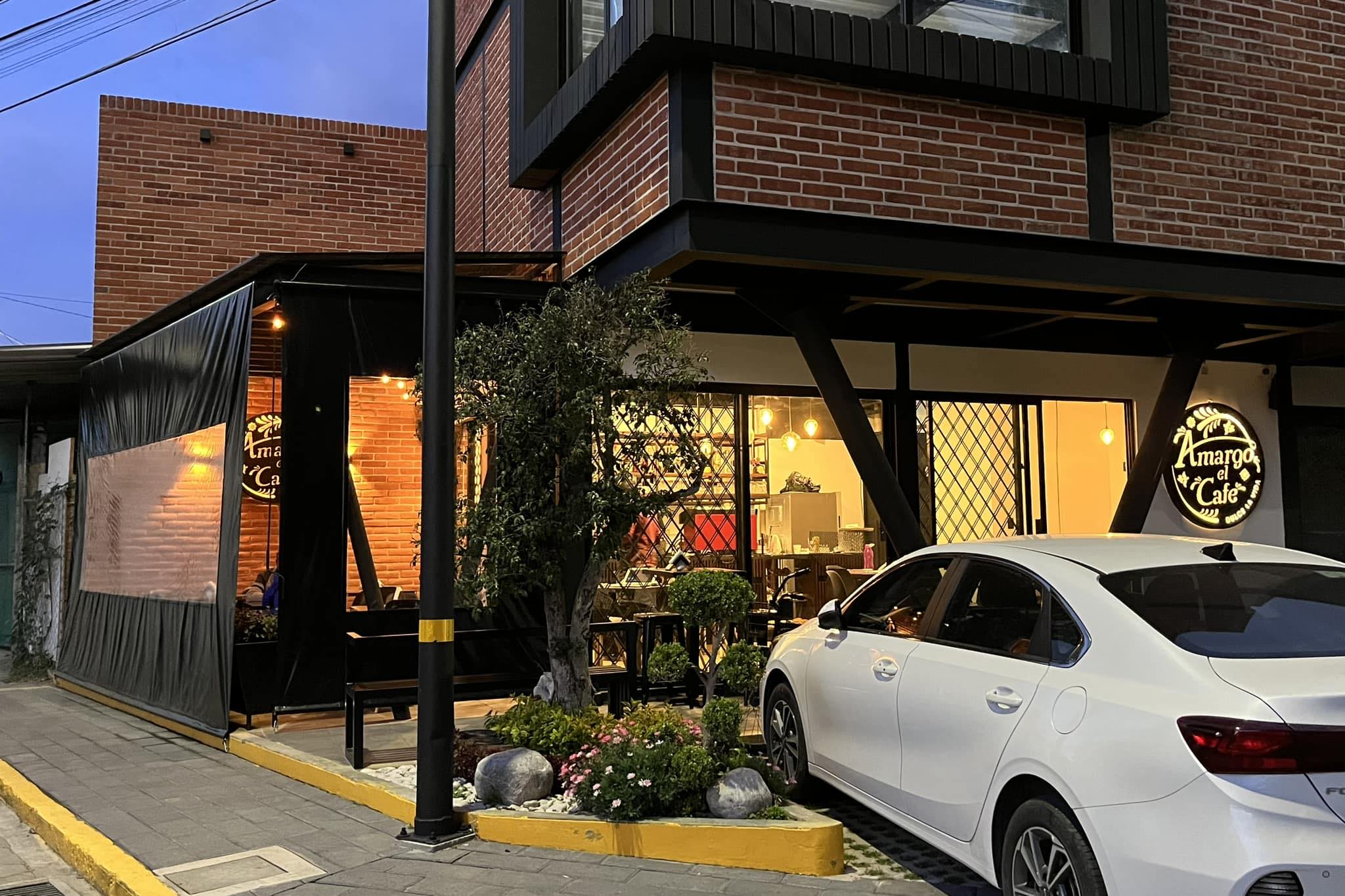 Fachada de Amargo El Café al anochecer, Calle Vicente Guerrero 108, Tlaxcalancingo